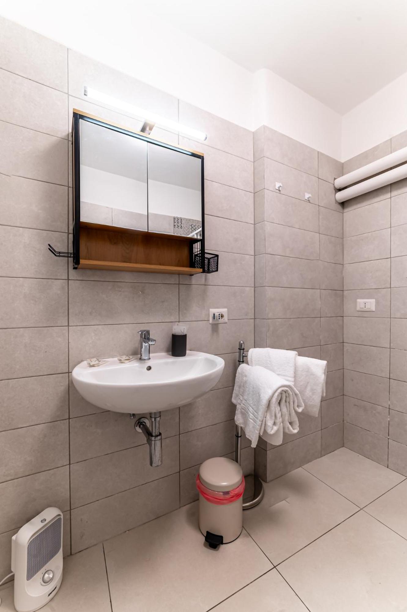 Luca Flat - Tiburtina Train Station & Wi-fi Apartment *